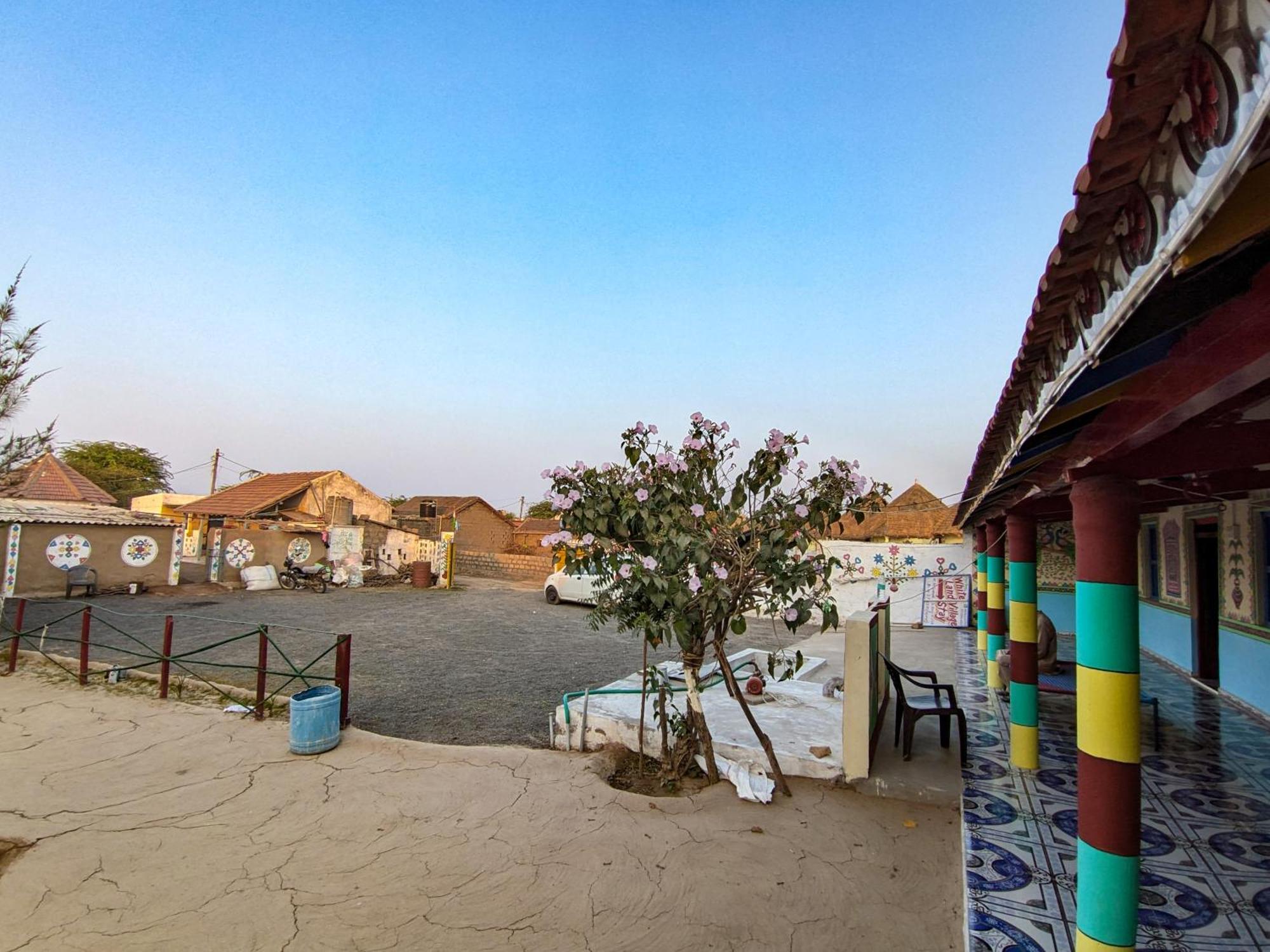 White Land Villagestay Dhordo 外观 照片